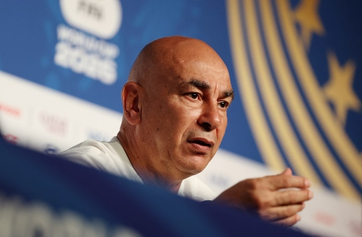 Thua đau Argentina, HLV Ai Cập giận dỗi tố FIFA cứu Messi ở lại World Cup hlv hossam hassan reuters 02504110 - Thua đau Argentina, HLV Ai Cập giận dỗi tố FIFA cứu Messi ở lại World Cup